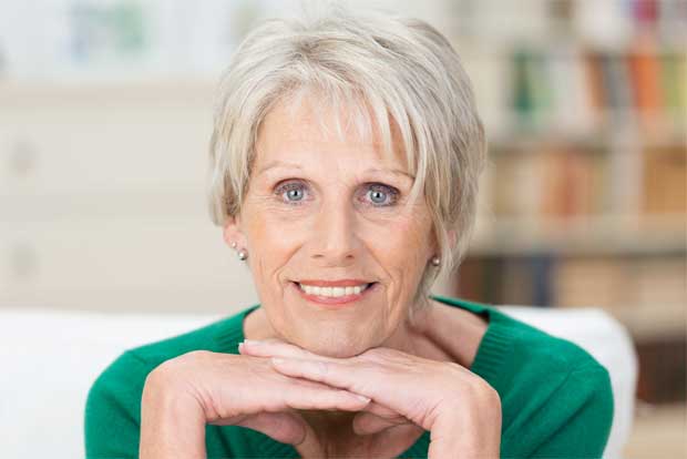 Ухоженная улыбающаяся женщина в возрасте старше пятидесяти лет