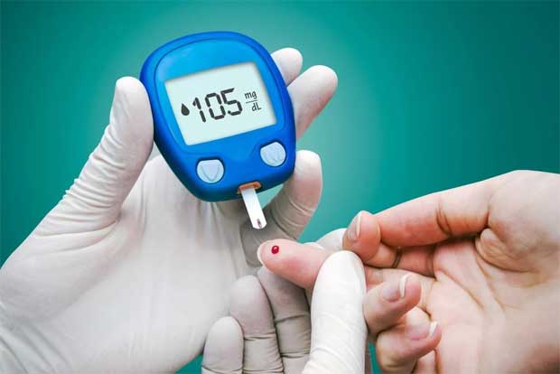 Лаборант в медицинских перчатках измеряет кровь пациентки на уровень сахара