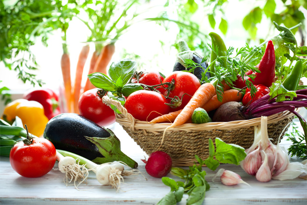 На столе и в плетеной корзине большое разнообразие полезных овощей