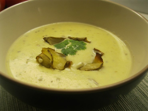 В глубокой белой тарелке суп-пюре из топинамбура с кусочками земляной груши