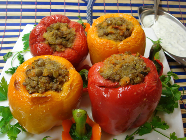 На блюде с зеленью четыре фаршированных мясом болгарских перца
