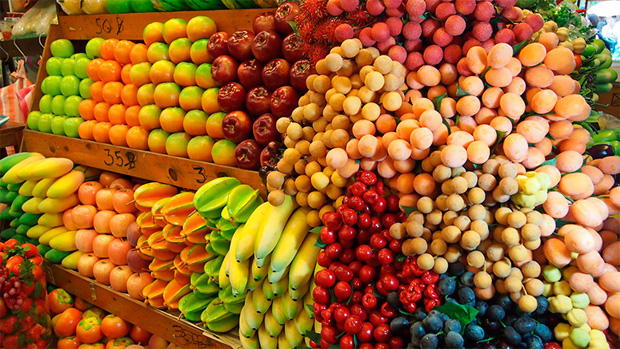 Большой прилавок с различными фруктами на рынке или продуктовом магазине
