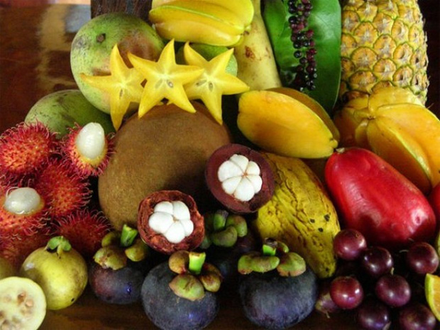 На столе большое разнообразие экзотических фруктов из разных стран