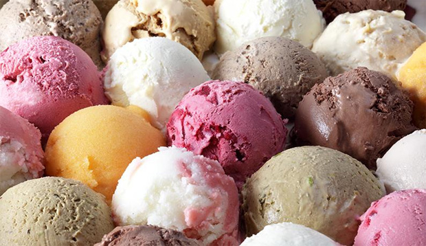 На столе лежат всевозможные шарики мороженого разных вкусов и цветов