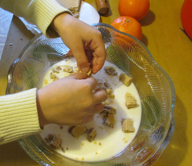 Девушка на кухне замешивает тесто для будущего диабетического торта