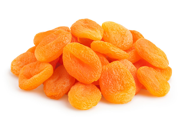 На столе лежит несколько плодов высушенного абрикоса без косточек
