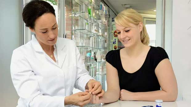 В специализированной аптеке девушке за 30 берут анализ крови на проверку уровня сахара