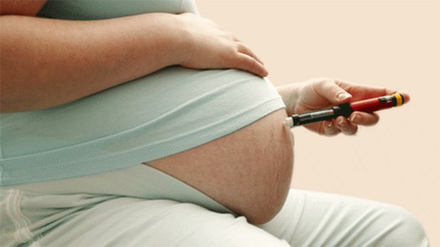Беременная женщина сделает себе инъекцию инсулина в живот специальной ручкой